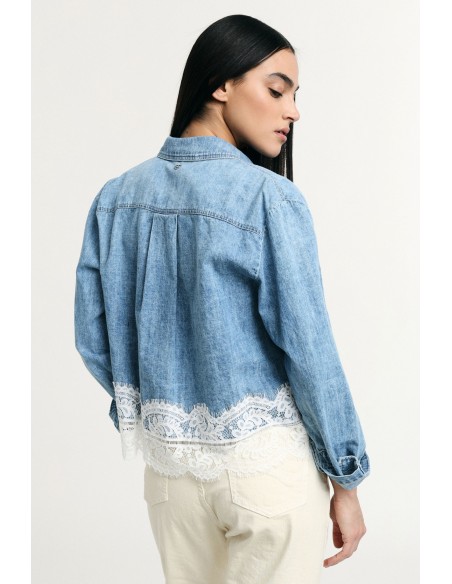 Camisa com gola clássica e acabamento em renda Please