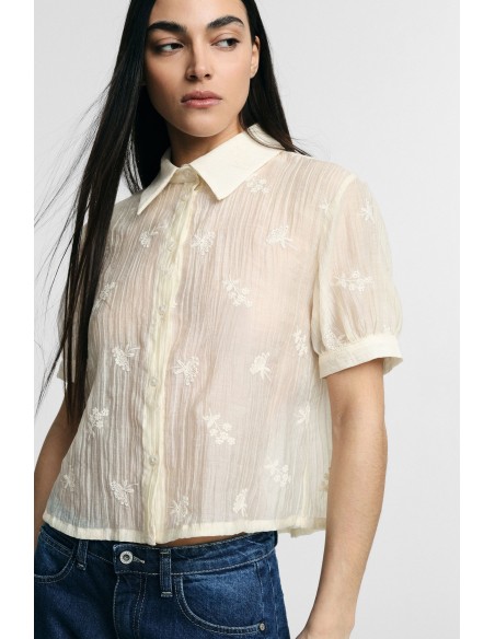 Camisa Cropped com Mangas Curtas e Bordado Floral Please