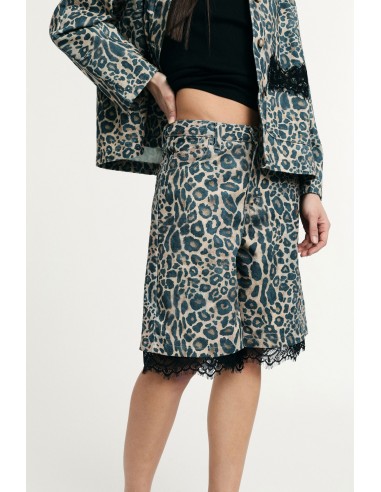 Bermuda com estampa animal e borda em renda Please