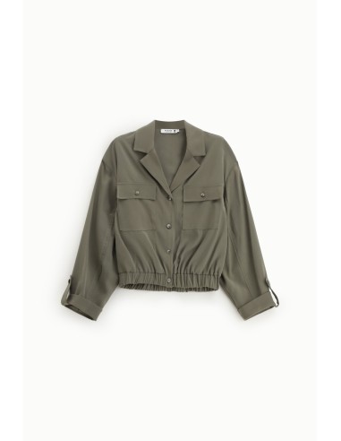 Camisa cropped com bolsos frontais e fecho de botões Please
