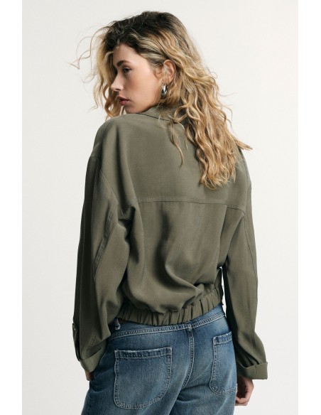 Camisa Cropped Com Bolsos Frontais E Fecho De Botões Please