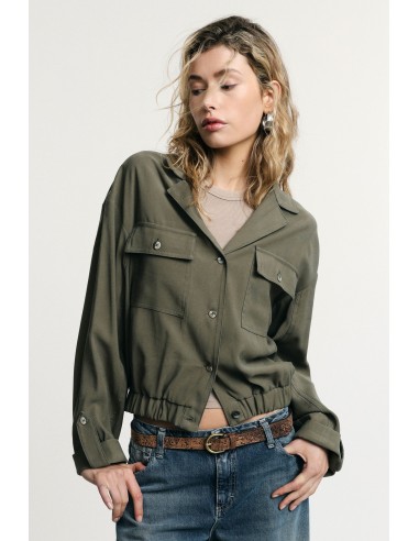 Camisa Cropped com Bolsos Frontais e Fecho de Botões Please