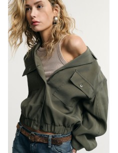 Camisa Cropped com Bolsos Frontais e Fecho com Botões Please