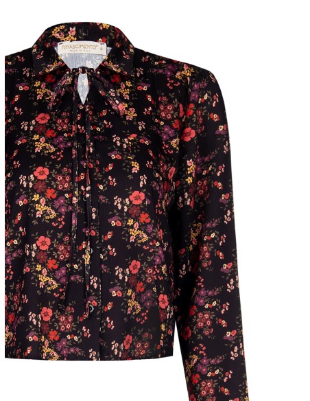 Camisa curta em cetim ligeiramente enrugado com laços Rinascimento