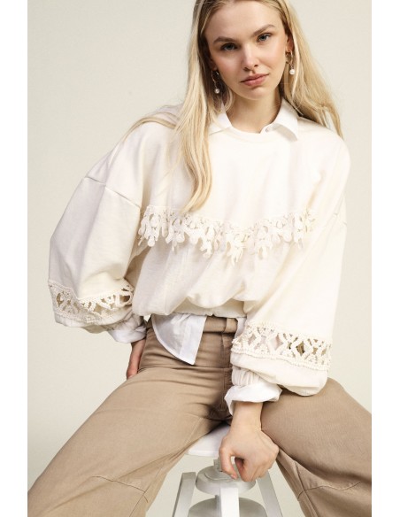 Sweatshirt Ampla Com Detalhes Vazados E Aplicações Bordadas Dixie