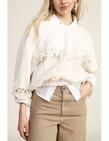 Sweatshirt ampla com detalhes vazados e aplicações bordadas Dixie
