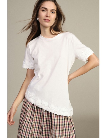 T-shirt de mangas curtas com bainha assimétrica e renda Dixie
