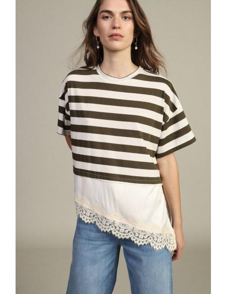 T-shirt às riscas com inserto de renda assimétrica Dixie
