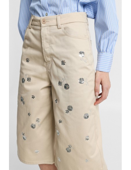 Shorts até ao joelho com aplicações florais e bolsos Please