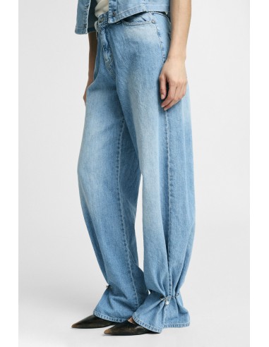 Jeans straight com detalhe de alfinetes Please