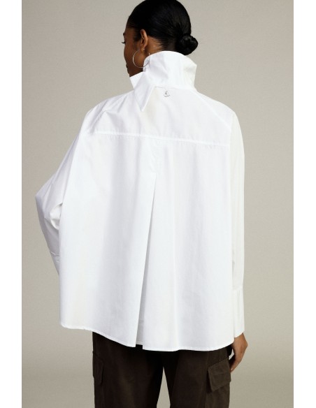 Camisa ampla com gola alta assimétrica e bolso Dixie