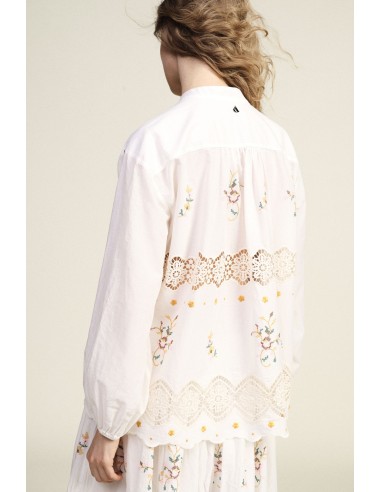 Blusa ampla com bordado floral e aplicações em renda Dixie