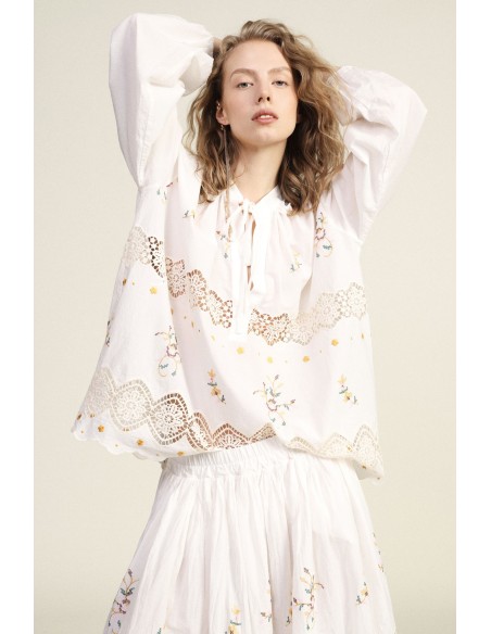 Blusa Ampla Bordado Floral Inserções em Renda Dixie