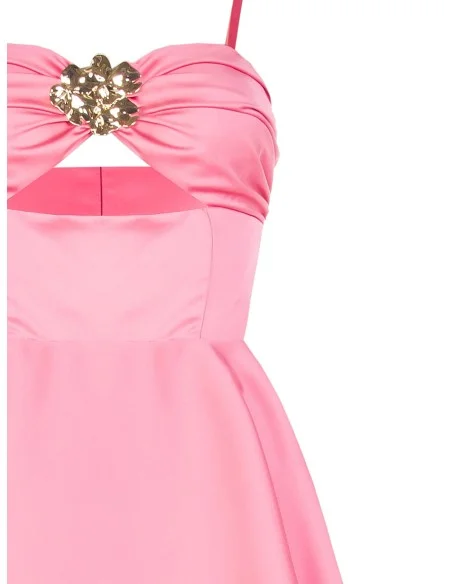 Vestido Curto Bambolina em Cetim Pesado em Camadas com Cut-Out e Flor-Joia Rinascimento