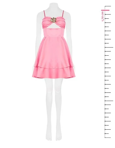 Vestido Curto Bambolina em Cetim Pesado em Camadas com Cut-out e Flor-Jóia Rinascimento