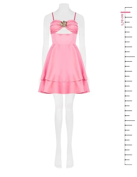 Vestido Curto Bambolina em Cetim Pesado em Camadas com Cut-out e Flor-Jóia Rinascimento