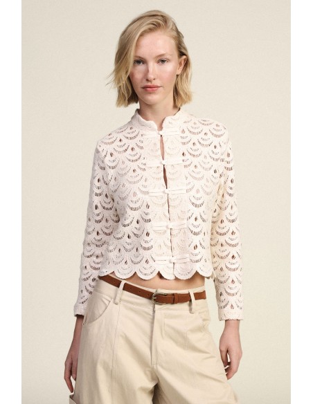 Camisa em renda com bordas festonadas e botões Dixie