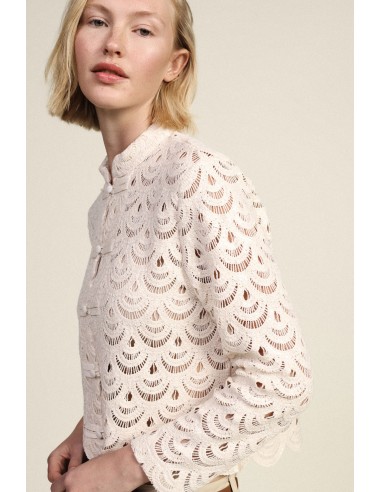 Camisa em renda com acabamentos festonados e botões Dixie