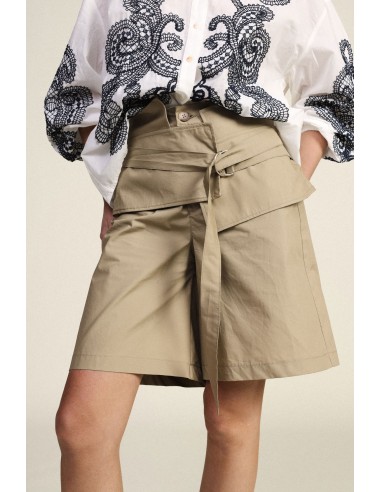 Calções com Cinto Largo e Detalhe de Argola em D Dixie