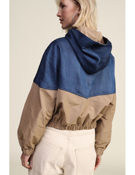 Bomber com fecho de correr e capuz colorblock Dixie