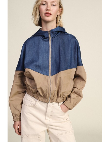 Bomber com fecho de correr e capuz colorblock Dixie