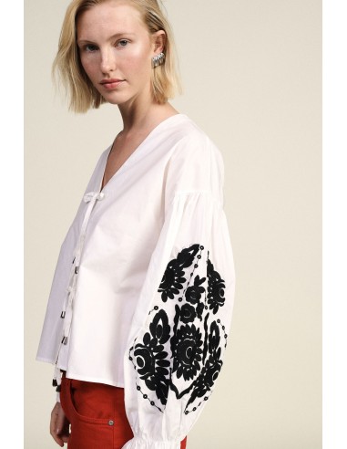 Blusa Ampla com Bordados Florais e Lacinhos Dixie
