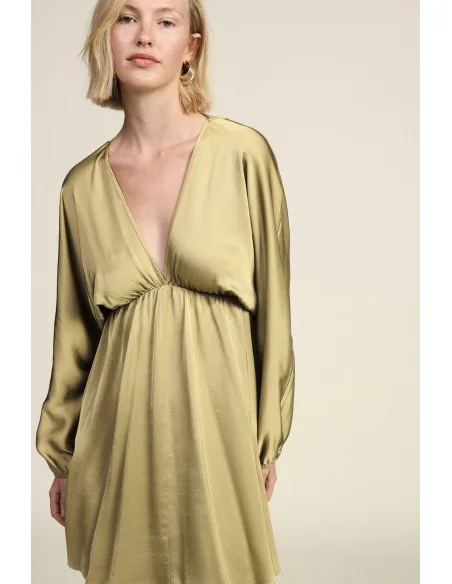 Vestido Curto com Mangas Compridas e Decote Profundo Dixie