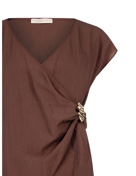 Top Cruzado Em Mistura De Viscose Ligeiramente Amassada Com Detalhe De Joia Rinascimento