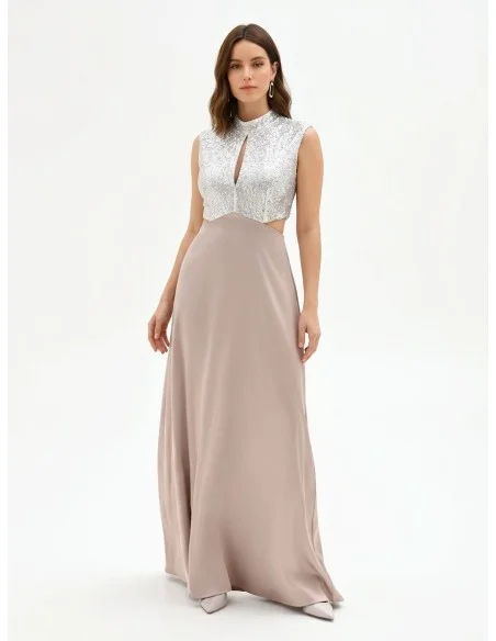 Vestido longo evasé em cetim com corpete coberto de lantejoulas Rinascimento