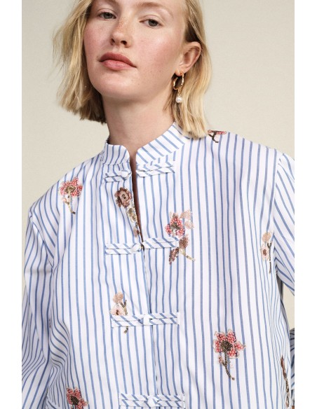 Camisa às riscas com bordados florais e fecho de nó Dixie