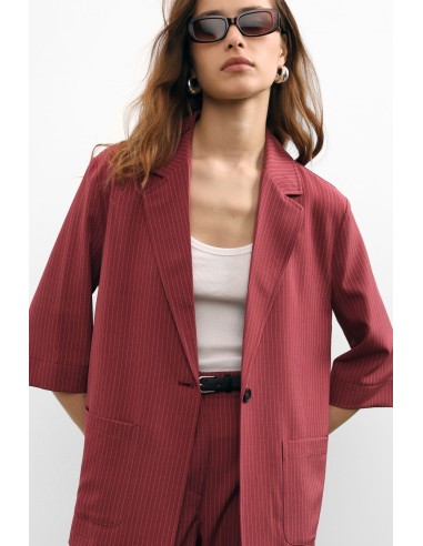 Blazer às riscas com mangas três-quartos e fecho com botão