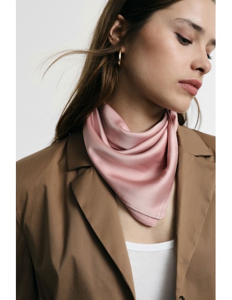 Foulard quadrado liso com bainha simples Por favor