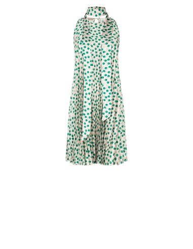 Vestido Curto Trapezoidal em Cetim Plissado com Longa Echarpe Coordenada Rinascimento