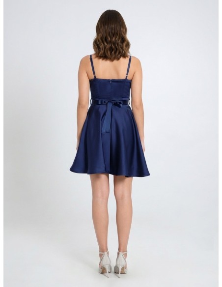Vestido Curto Evasê em Cetim com Cinto a Condizer e Strass Rinascimento