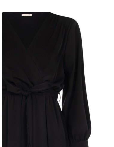 Vestido midi em cetim com decote cruzado, cinto coordenado e alças Rinascimento