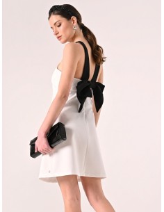 Vestido Curto Bicolor Em Tecido Técnico Com Laço Atrás Rinascimento