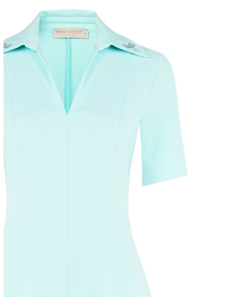 Vestido curto com saia rodada em tecido bi-stretch, com decote em V e laço de strass na gola Rinascimento