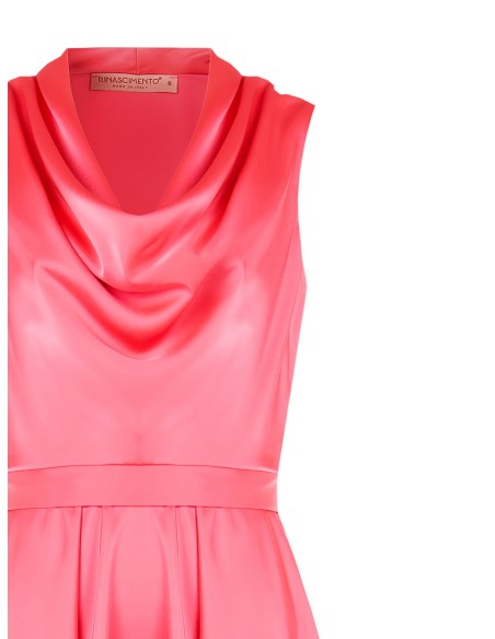 Vestido curto evasê em cetim com laço atrás e decote com argola Rinascimento