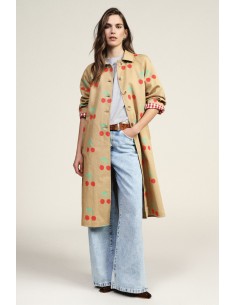 Casaco longo com estampa de cerejas e botões visíveis Dixie