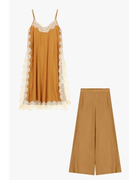 Conjunto com Calças Largas e Top de Renda Dixie