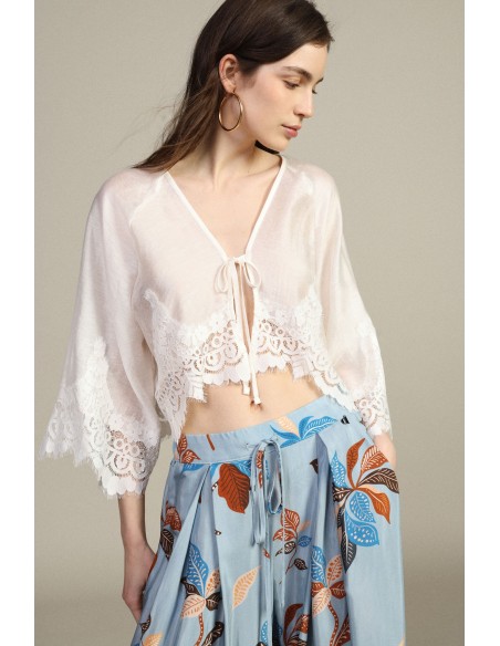 Blusa Curta Com Mangas Amplas E Barra Em Renda Dixie