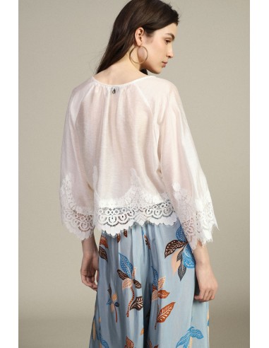 Blusa Curta Com Mangas Largas E Barra Em Renda Dixie