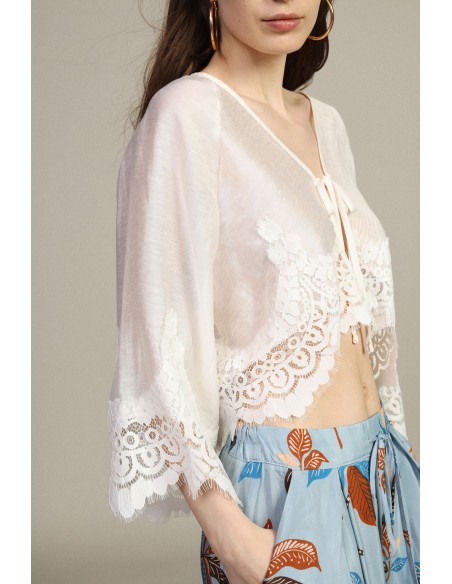 Blusa Curta com Mangas Amplas e Barra em Renda Dixie