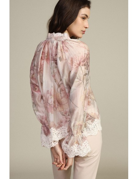 Blusa Floral com Acabamentos em Renda e Mangas Amplas Dixie