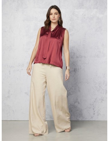 Blusa Curvy fluida em cetim com gravata e corrente na gola Rinascimento Curvy