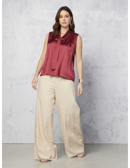 Blusa Curvy fluida em cetim com gravata e corrente na gola Rinascimento Curvy