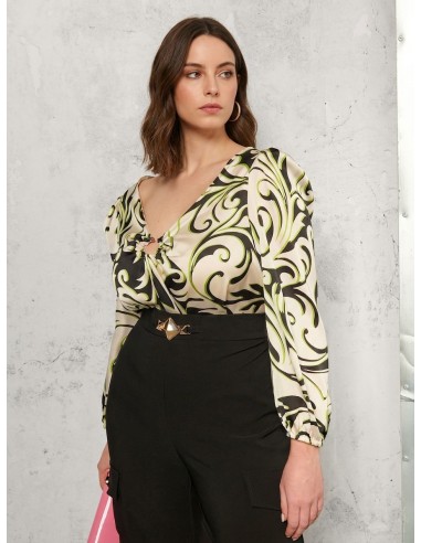 Blusa Curvy Acinturada em Cetim Estampado com Anel Metálico no Decote Rinascimento Curvy