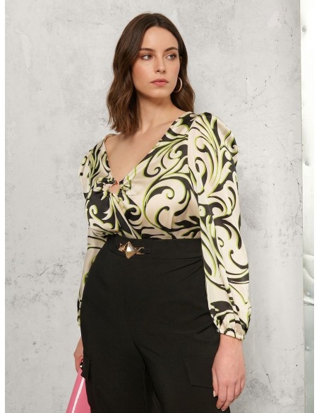 Blusa Curvy Acinturada em Cetim Estampado com Anel Metálico no Decote Rinascimento Curvy