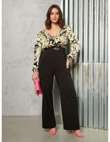 Blusa Curvy Entalhada em Cetim Estampado com Anel Metálico no Decote Rinascimento Curvy