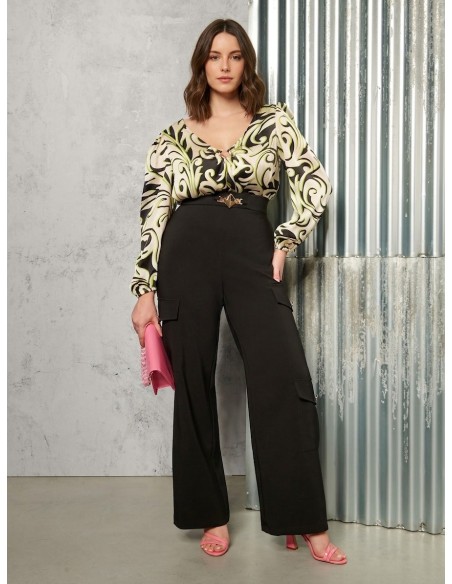 Blusa Curvy Entalhada em Cetim Estampado com Anel Metálico no Decote Rinascimento Curvy